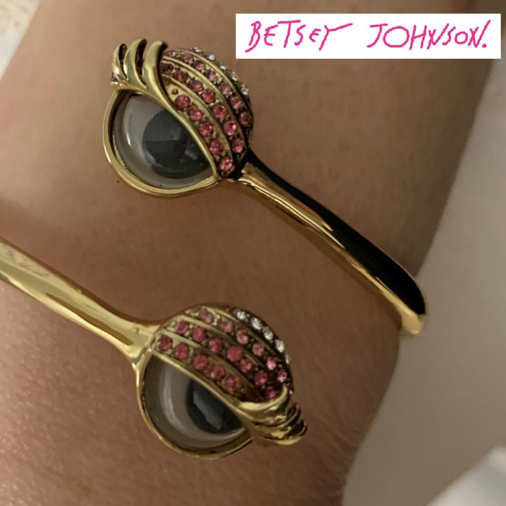 BETSEY JOHNSON EYES HINGED BRACELET